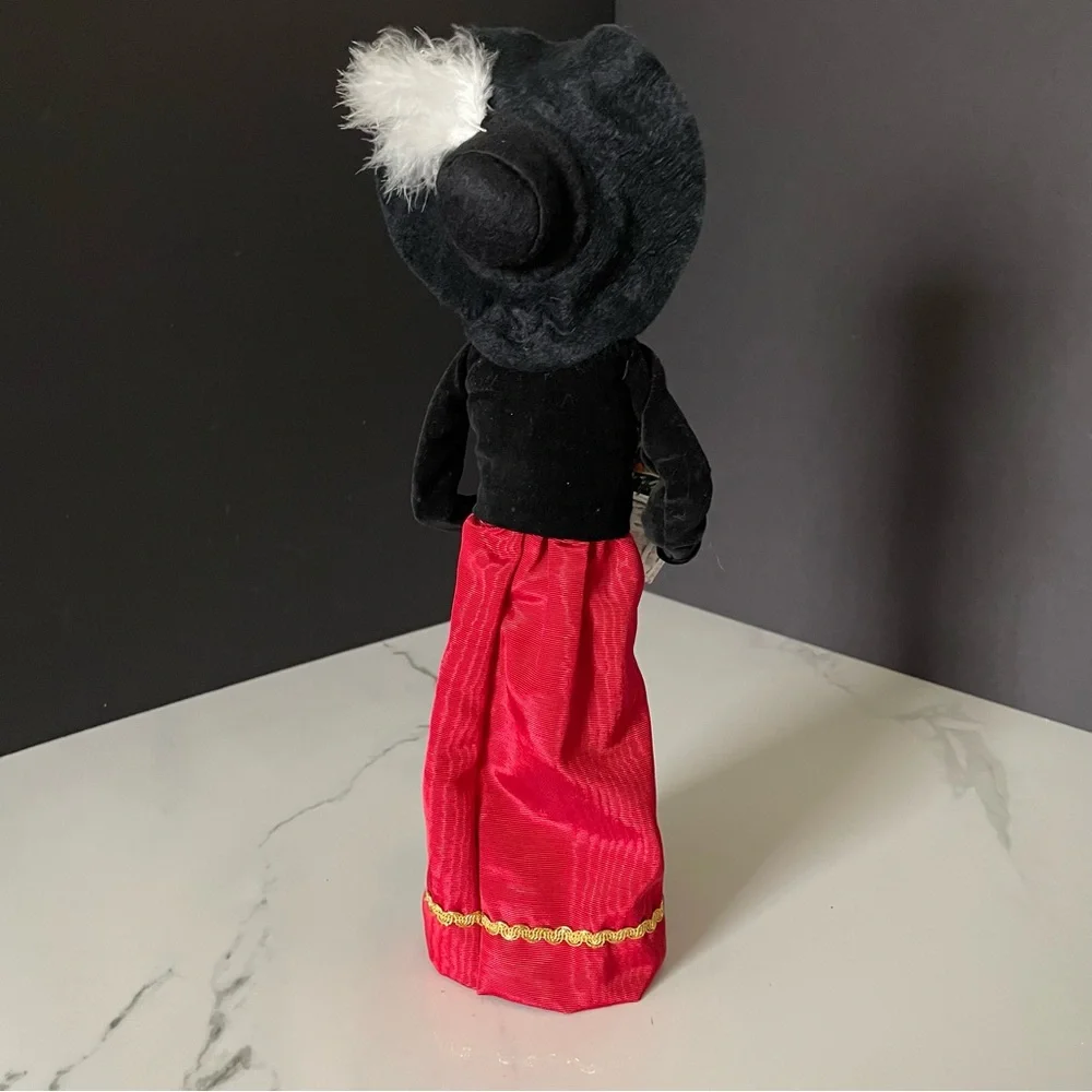 Holiday Shopper Woman with Big Hat - Crabtree & Evelyn Caroler - Byer's Choice